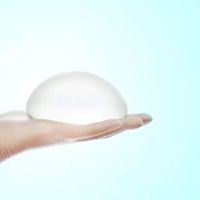 Zväčšenie prsníkov: Aký povrch prsných implantátov je pre Vás vhodný