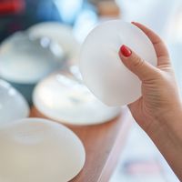 Vyňatie prsných implantátov – čo ďalej?