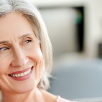 Menopauza a estetická medicína: aké ošetrenia sa prispôsobujú hormonálnym zmenám