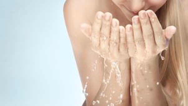 Umývajte si tvár pH neutrálnym mydlom raz alebo dvakrát denne